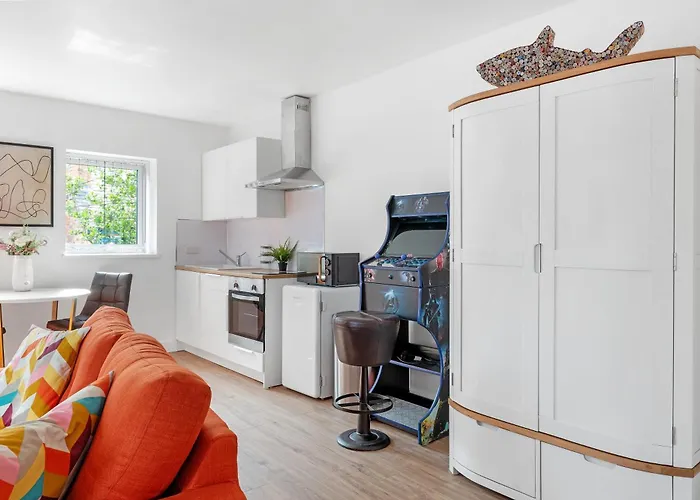 Modern Studio In Arnold Centre